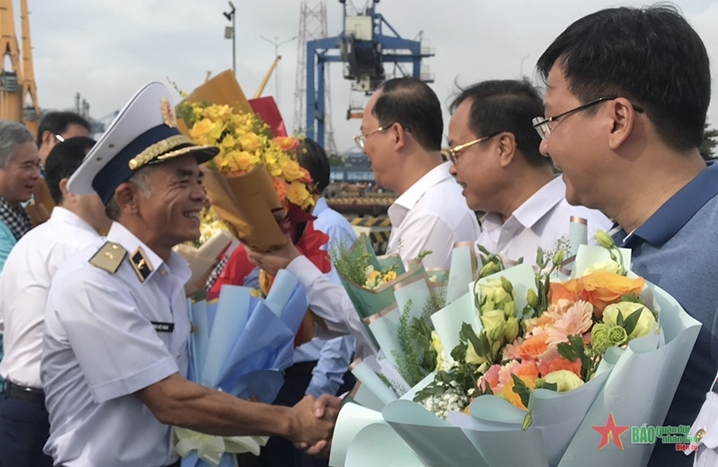 胡志明市代表团启程探访西南边海洋岛屿军民
